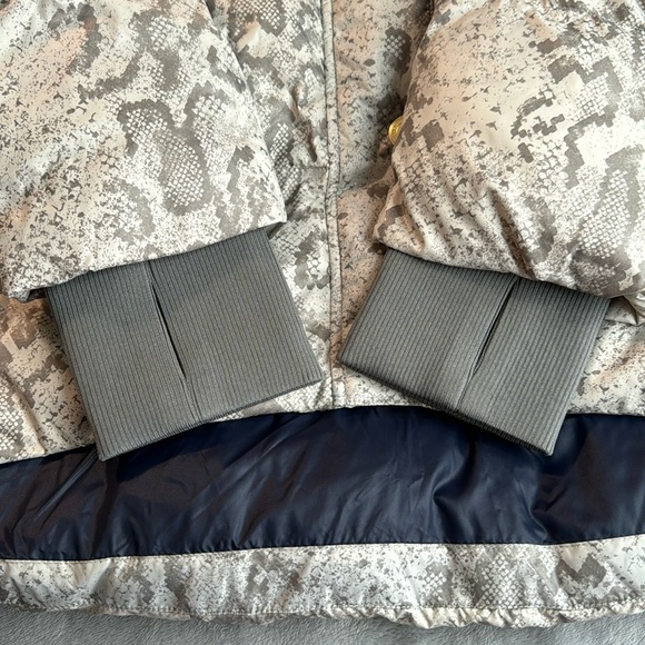 ❤️NWOT Varley Highland Puffer Jacket Grunge Snake Size Small - Picture 12 of 16